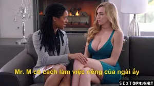 Người dì già dặn trong tiệm mát-xa nhìn thấy cậu bé khỏe mạnh liền kéo cậu vào làm dịch vụ