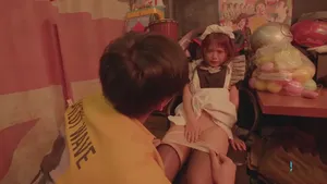 Cô nhân viên bị cấp trên tống tình khi phát hiện bí mật cô từng là gái bán dâm