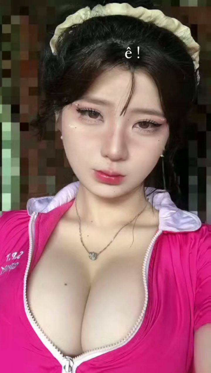Slutty Bunny Colby và Lacy Lennon quan hệ tay ba với ông chủ của họ